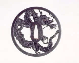Tsuba con dragón recortado